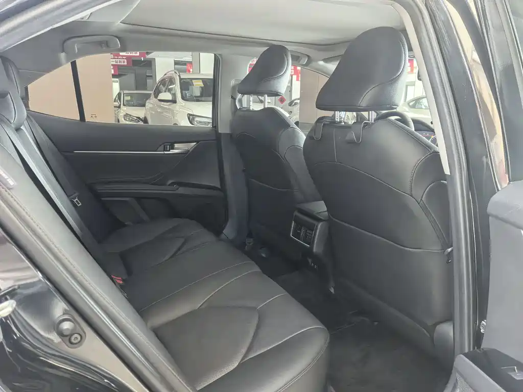Toyota Camry 2022 — фото 11