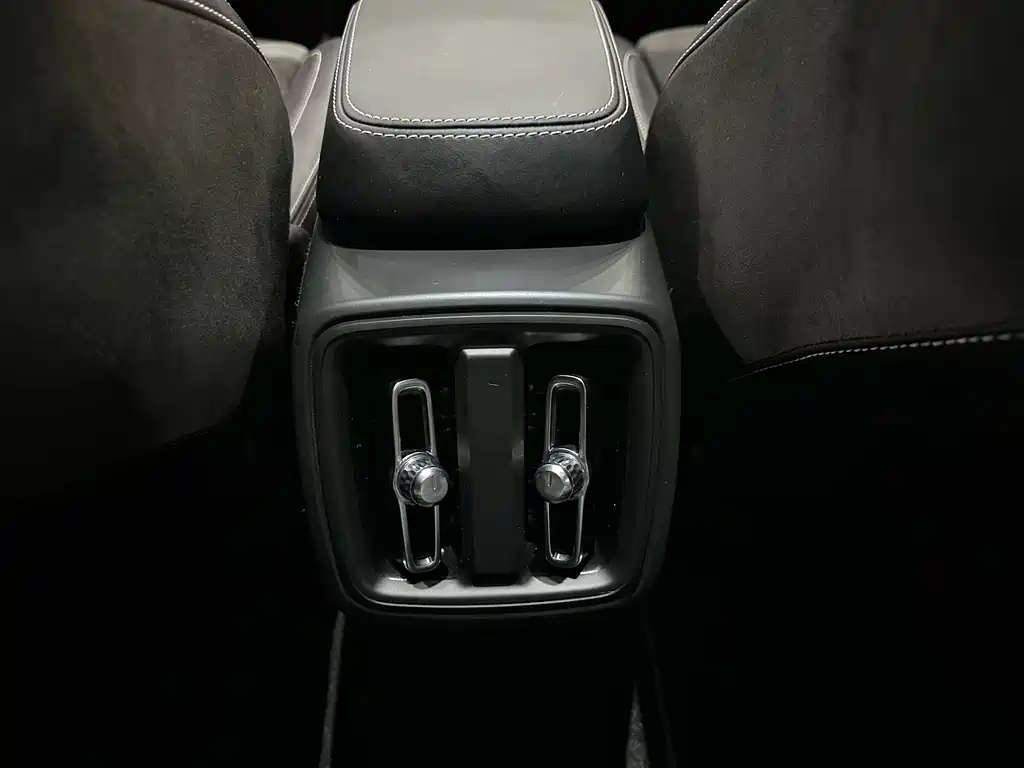 Volvo XC40 2020 — фото 11