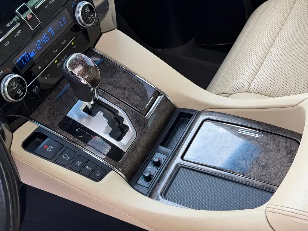 Toyota Vellfire 2022 — фото 17