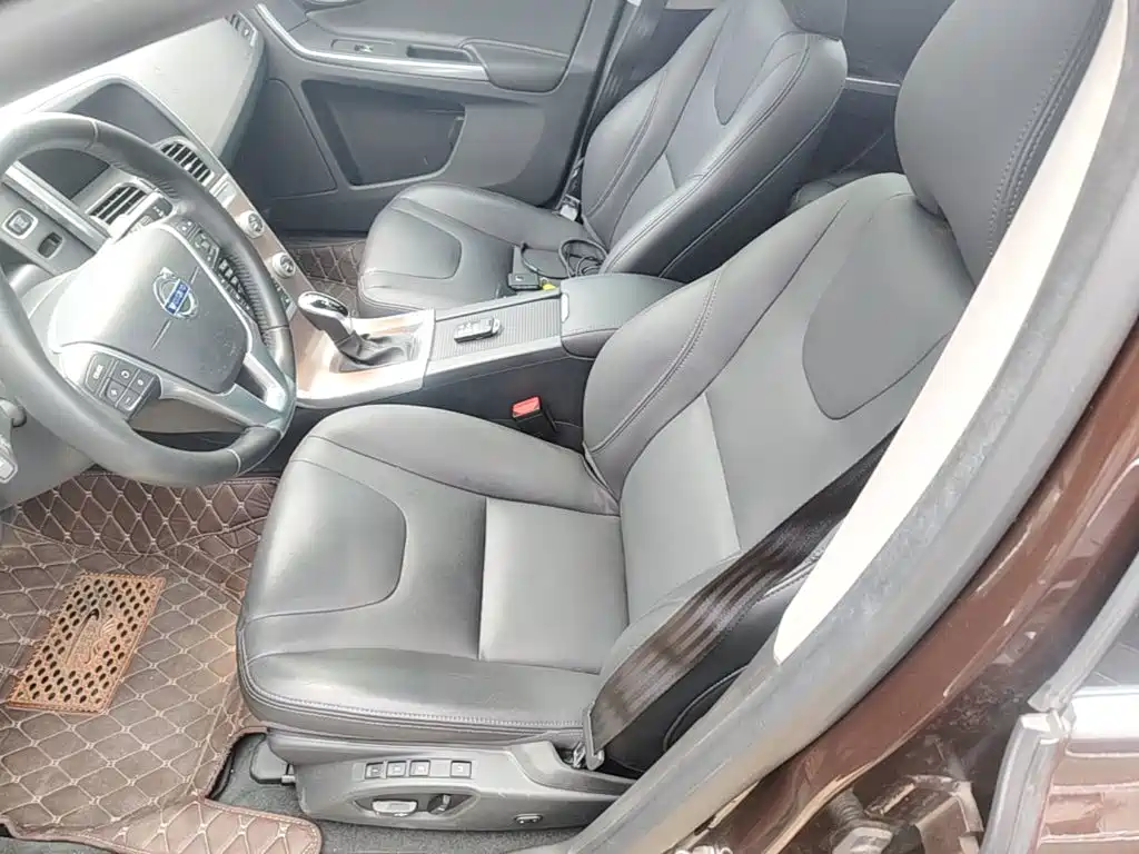 Volvo XC60 2017 — фото 22