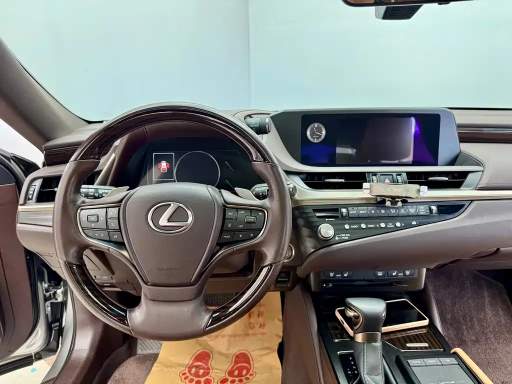 Lexus ES 2021 — фото 18