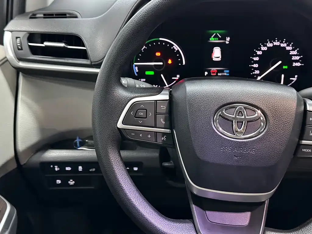 Toyota Sienna 2023 — фото 16