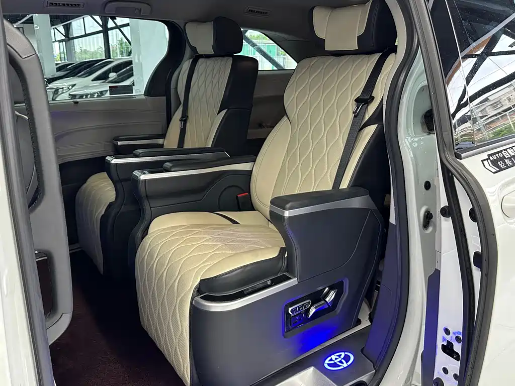 Toyota Sienna 2023 — фото 10
