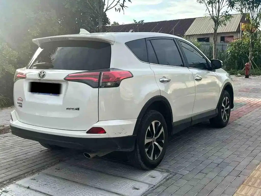 Toyota RAV4 2019 — фото 8