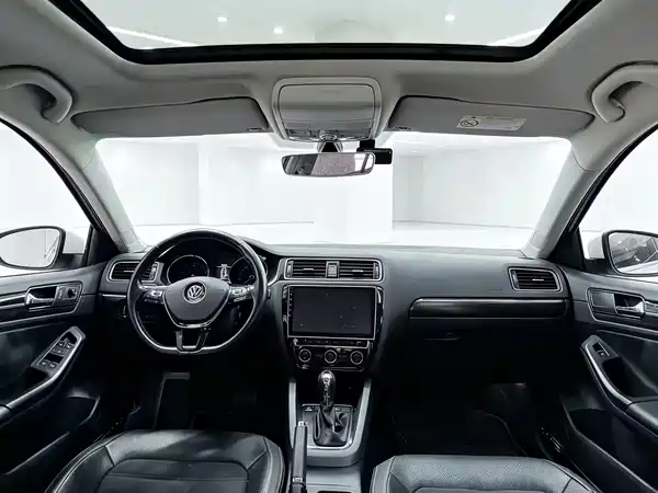 Volkswagen Sagitar 2016