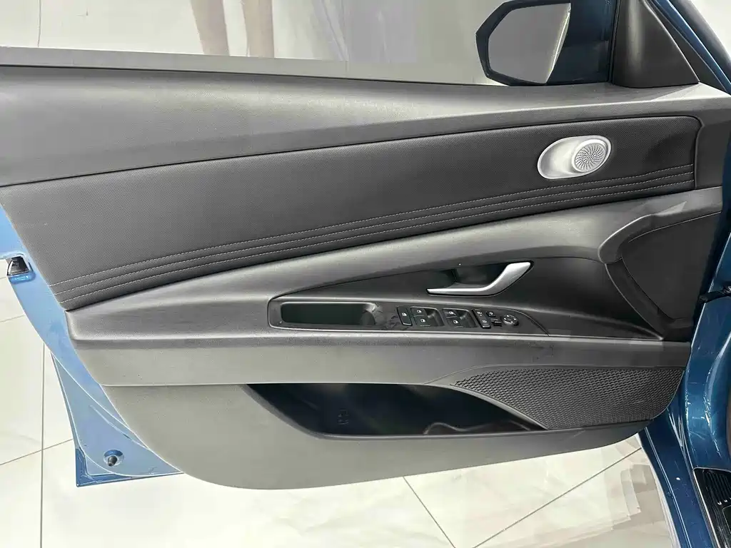 Hyundai Elantra 2023 — фото 11