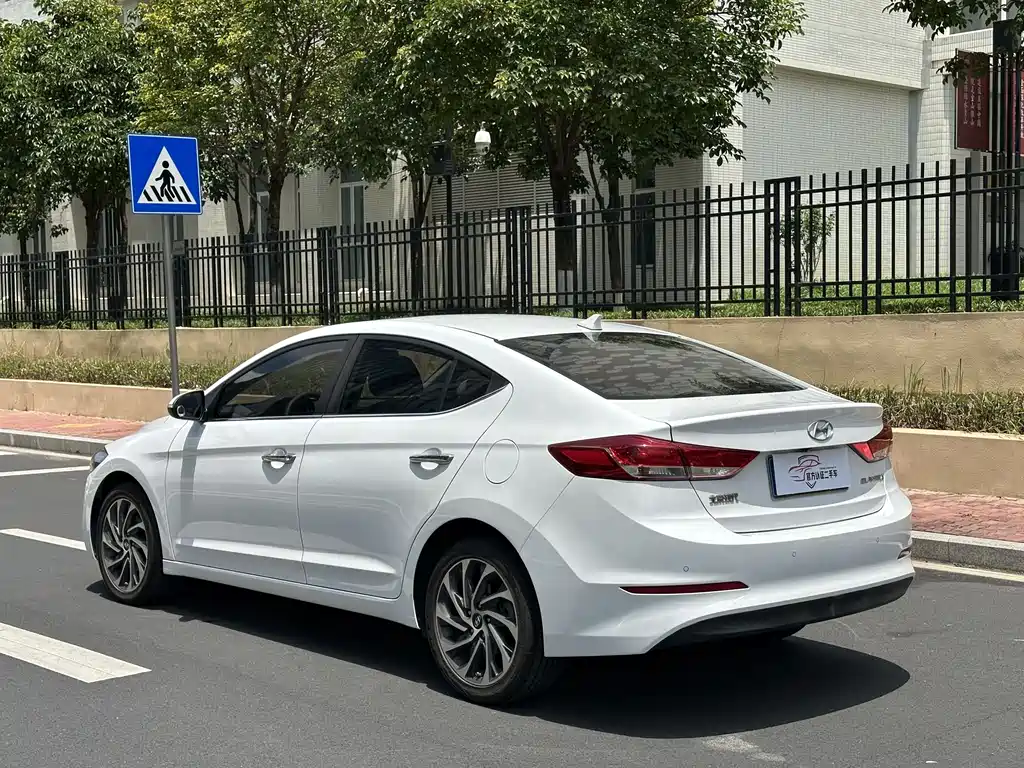 Hyundai Elantra 2020 — фото 12