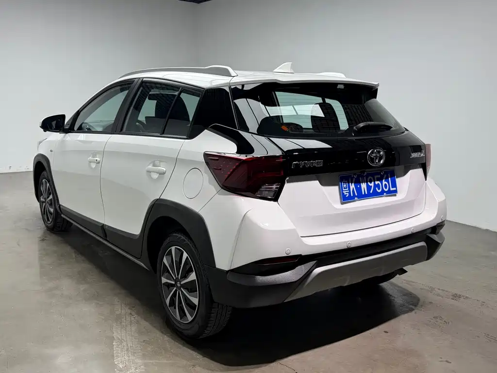 Toyota Yaris L 2023 — фото 35