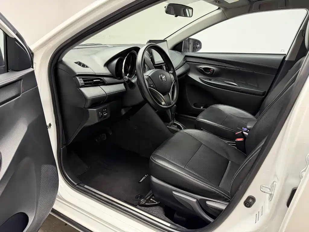Toyota Yaris L 2023 — фото 10