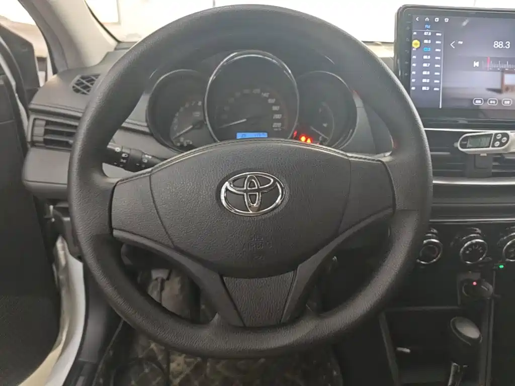 Toyota Yaris L 2020 — фото 11