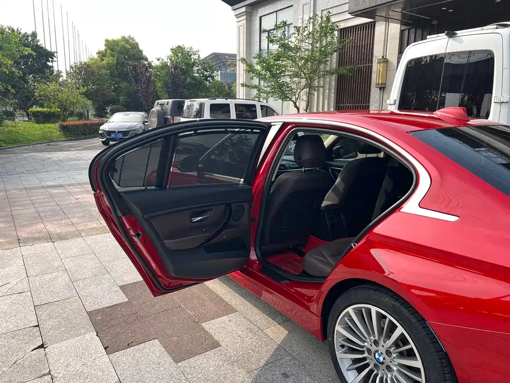 BMW 3 Series 2019 — фото 10