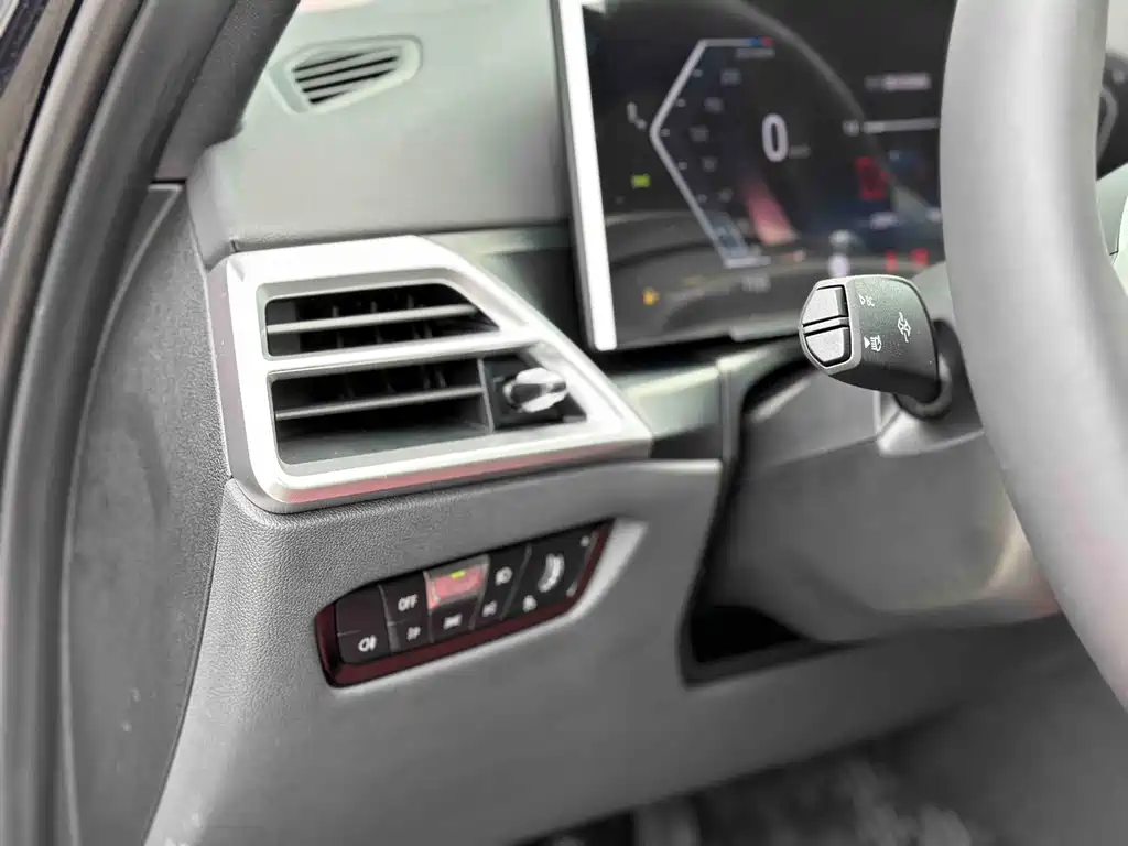 BMW 3 Series 2025 — фото 18
