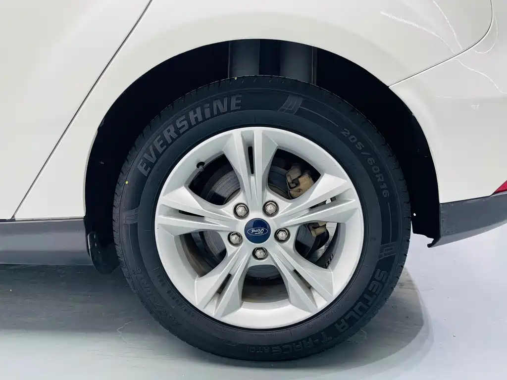 Ford Focus 2018 — фото 18