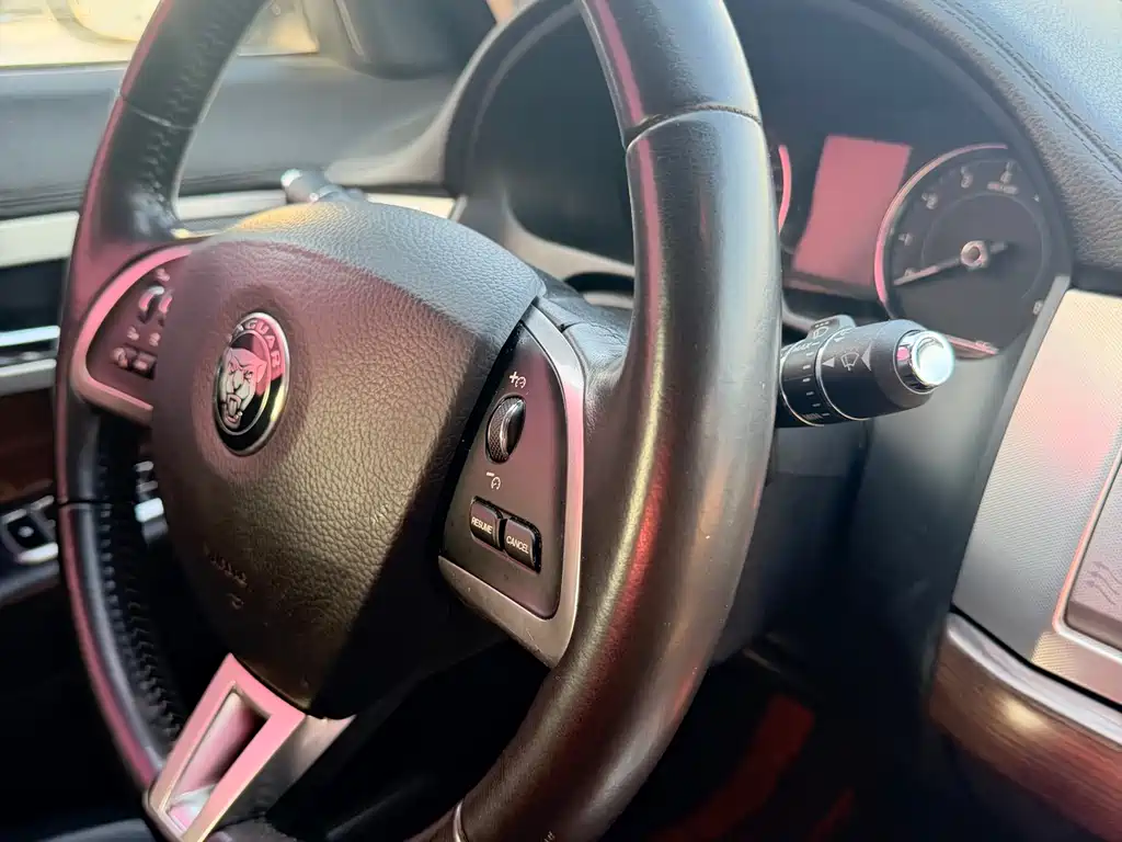 Jaguar XF 2014 — фото 17