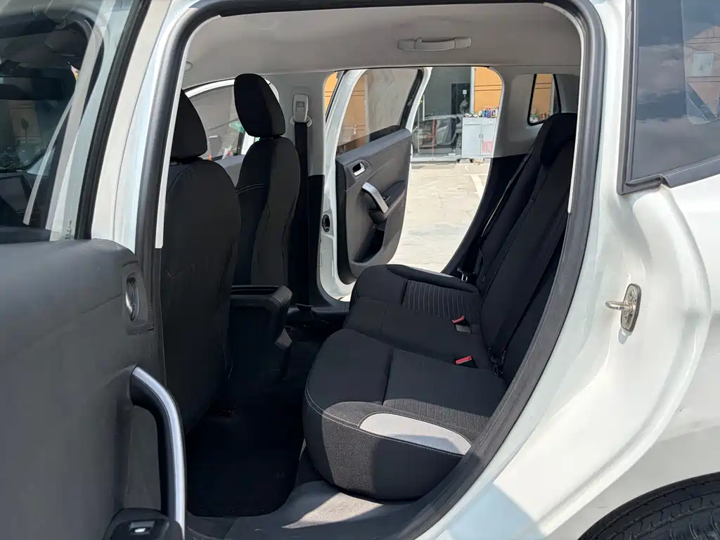 Peugeot 2008 2015 — фото 12