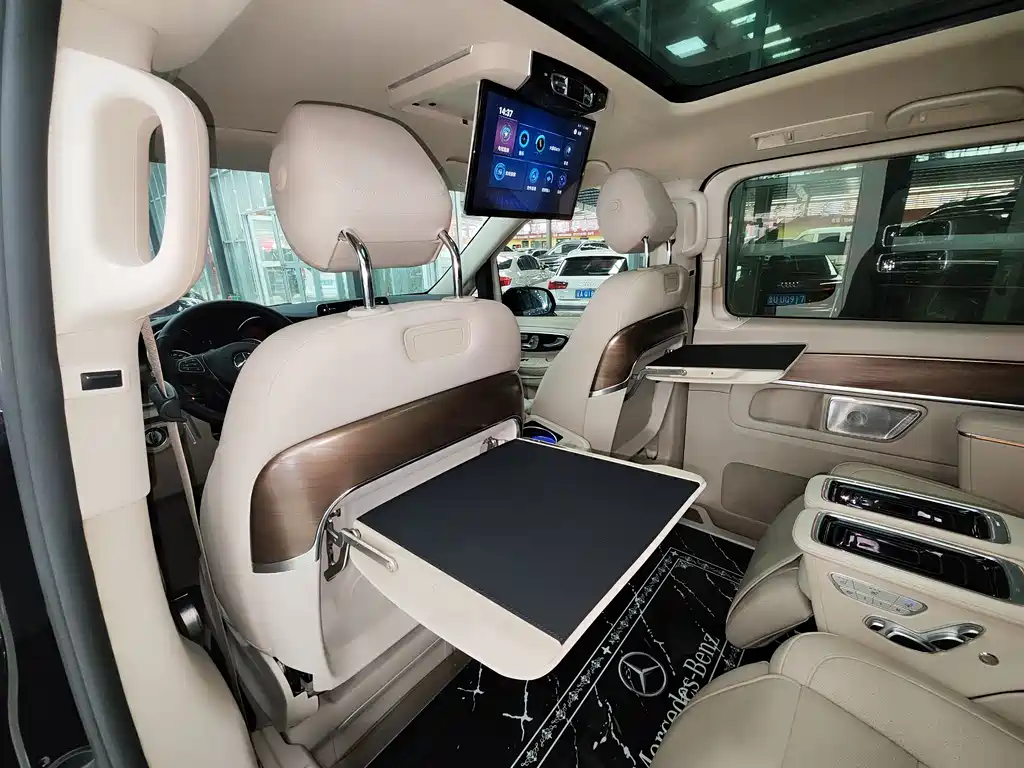 Mercedes-Benz V-Class 2023 — фото 19
