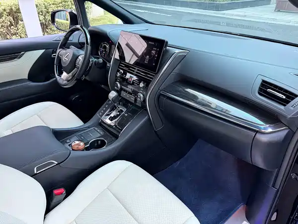 Lexus LM 2022