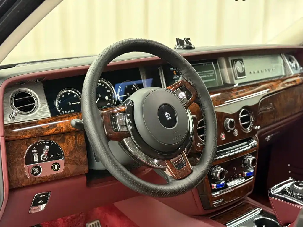 Rolls-Royce Phantom 2018 — фото 10