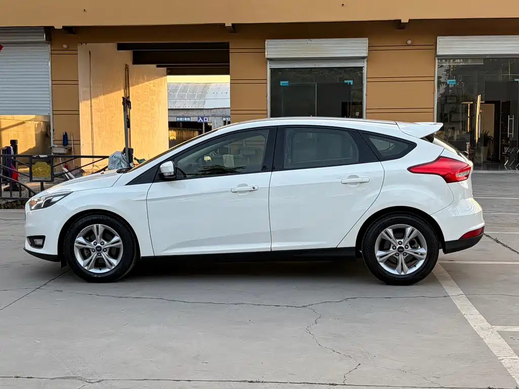 Ford Focus 2016 — фото 16