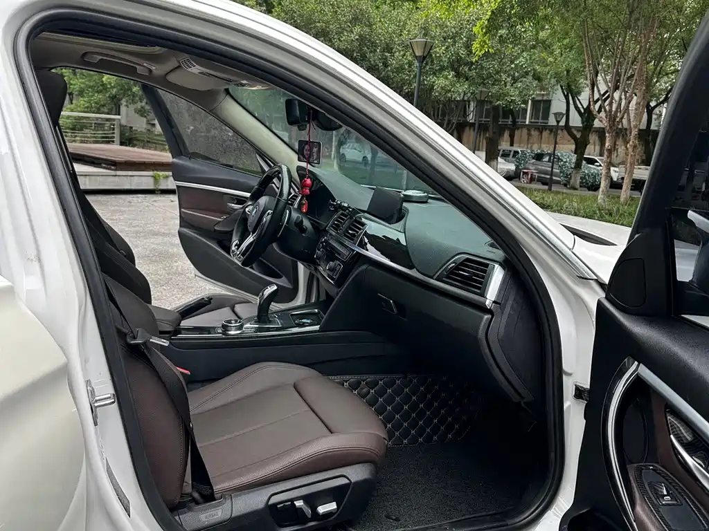 BMW 3 Series 2018 — фото 13