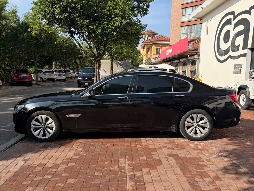 BMW 7 Series 2010 — фото 2