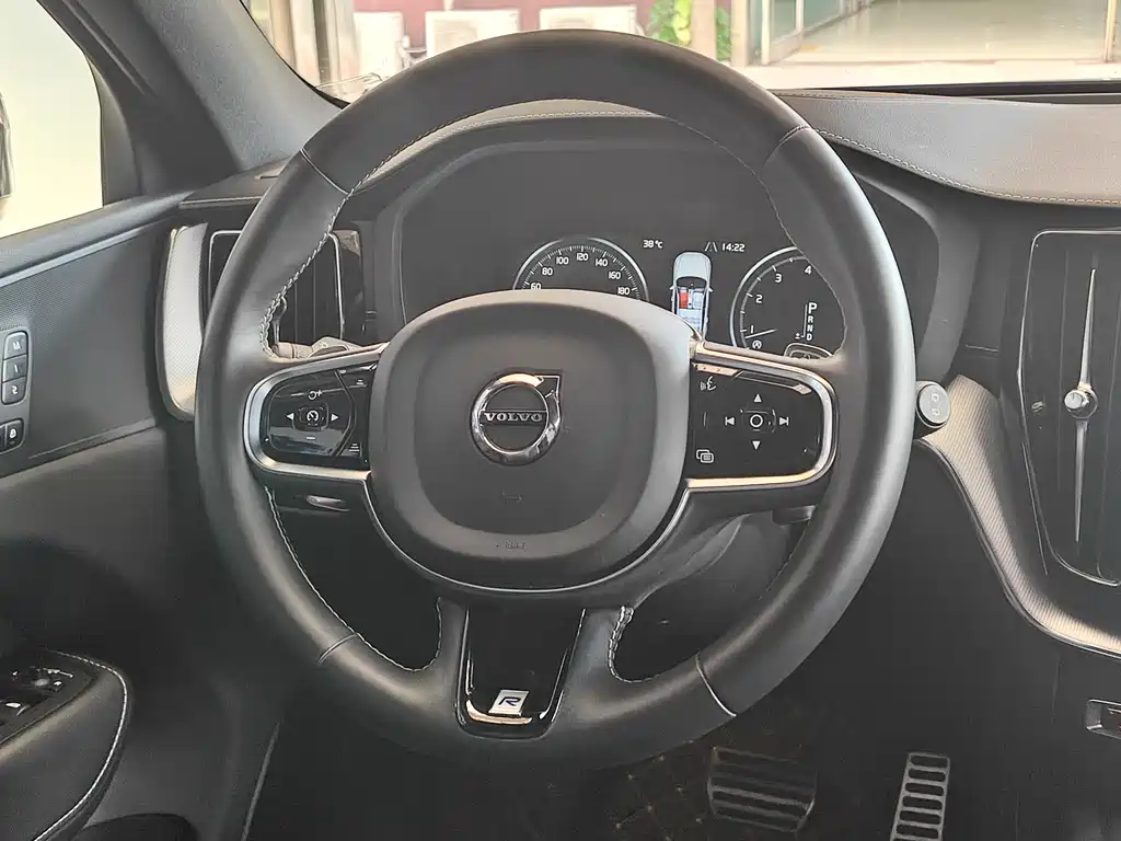 Volvo XC60 2020 — фото 15