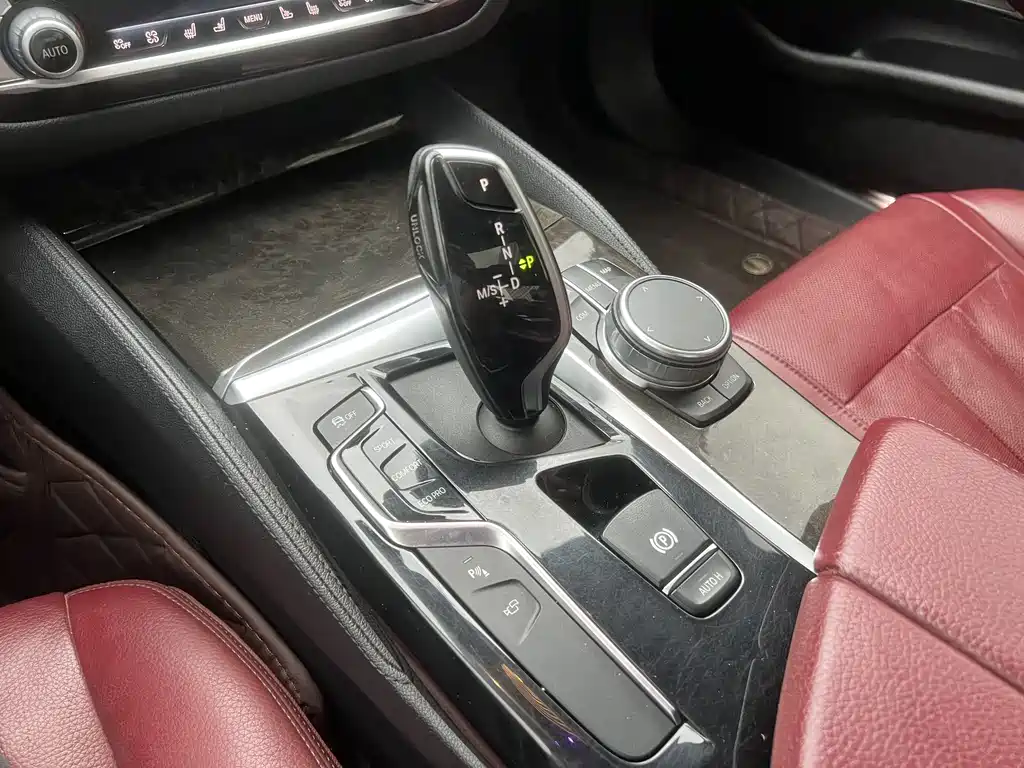 BMW 5 Series 2020 — фото 10