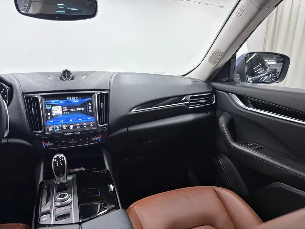Maserati Levante 2017 — фото 11