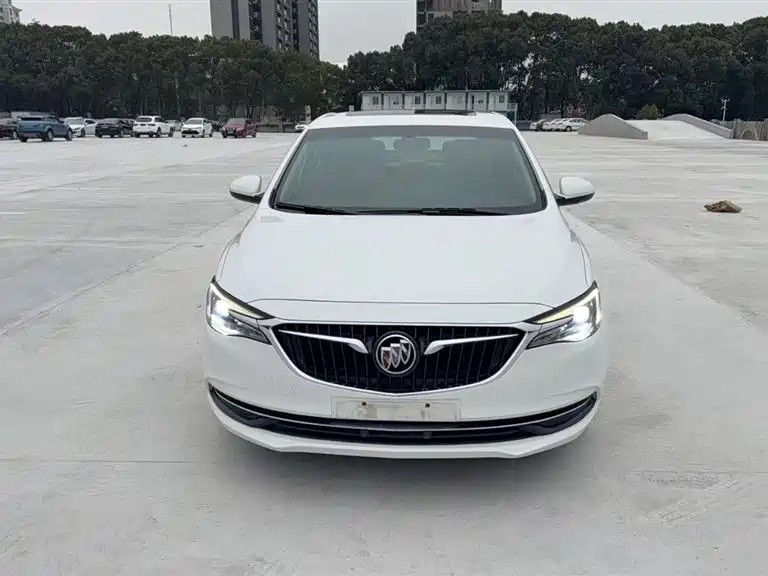 Buick Excelle 2018 — фото 1