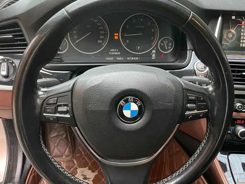 BMW 5 Series 2017 — фото 9