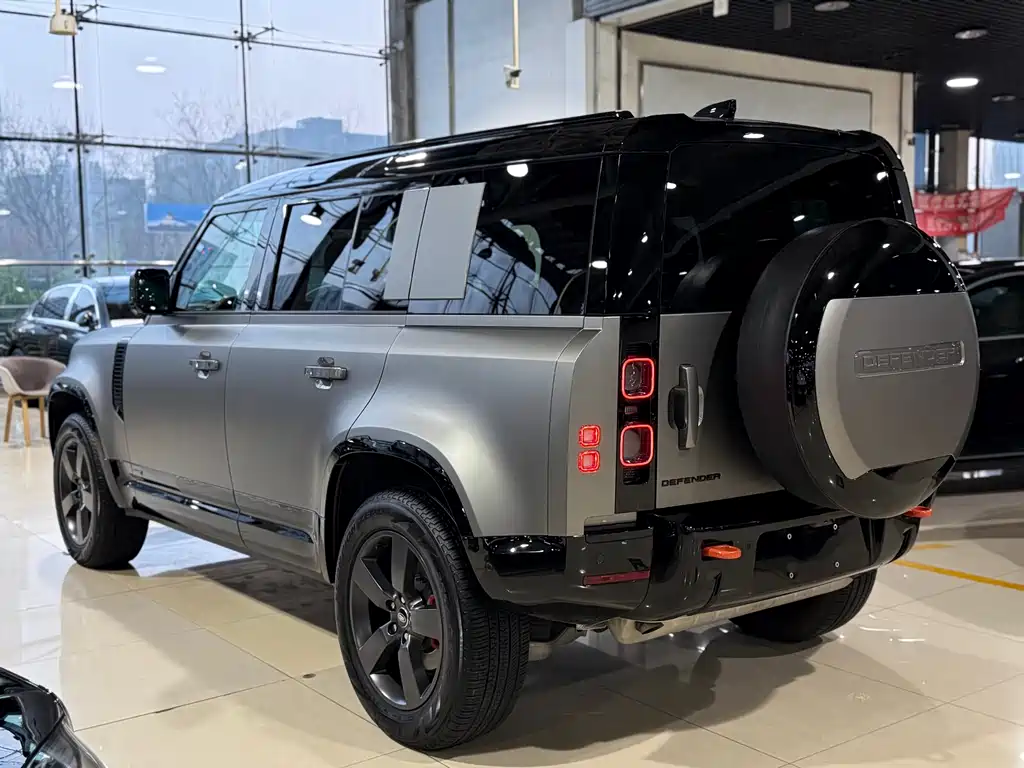 Land Rover Defender 2024 — фото 25