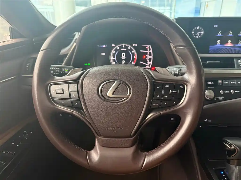 Lexus ES 2021 — фото 23