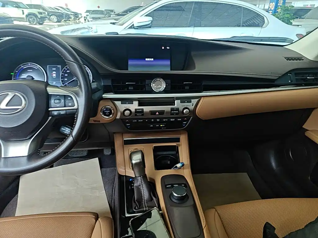 Lexus ES 2018 — фото 13