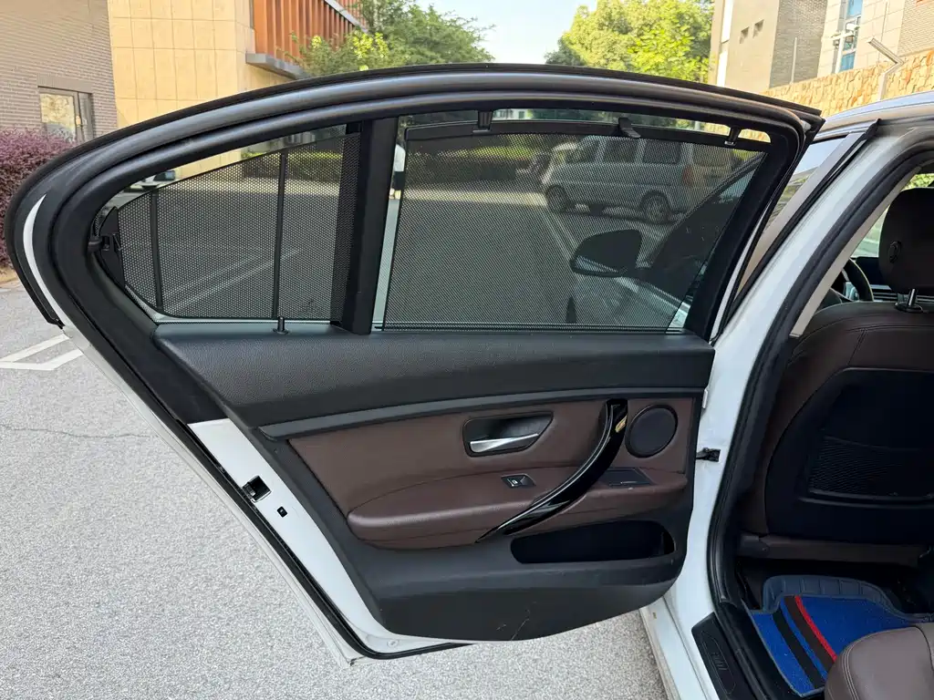 BMW 3 Series 2018 — фото 15