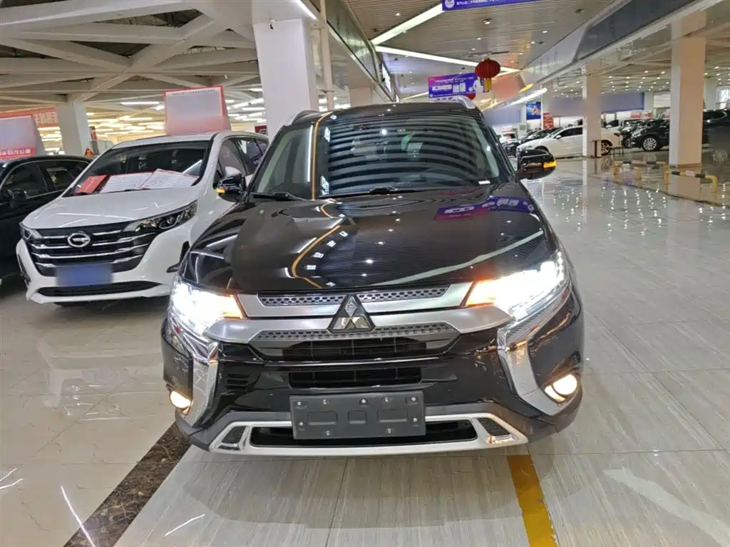 Mitsubishi Outlander 2021 — фото 3