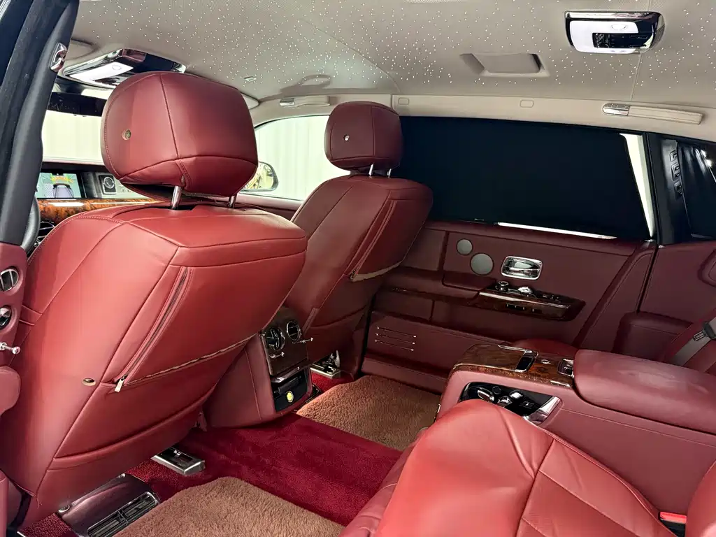 Rolls-Royce Phantom 2018 — фото 17