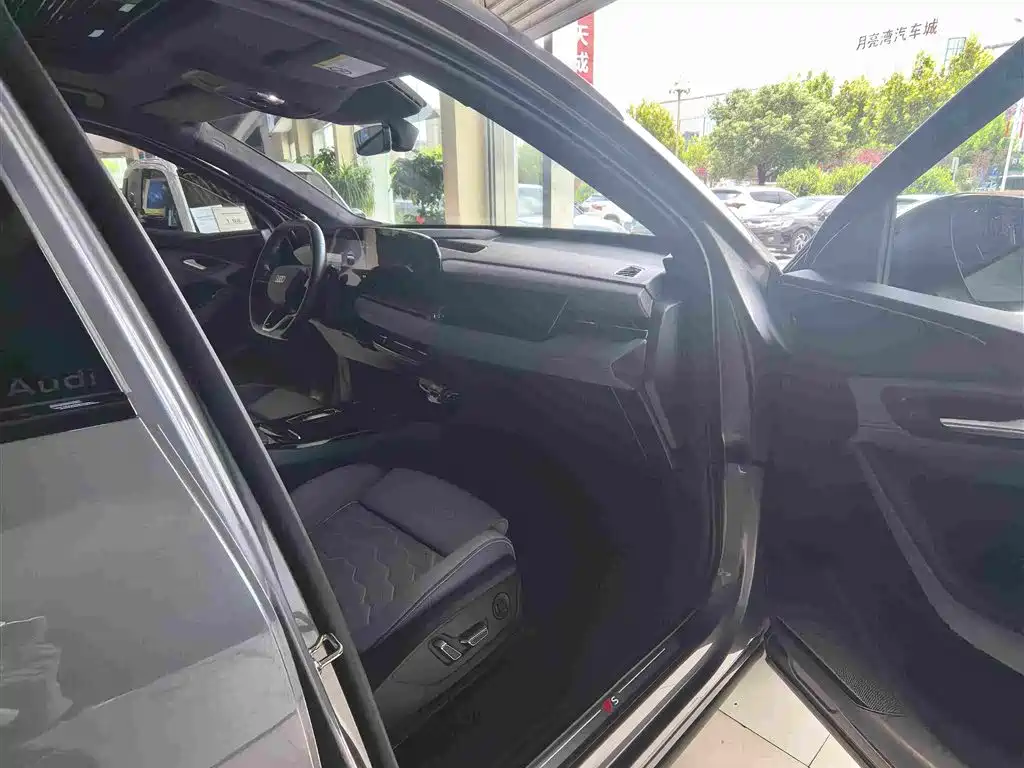 Audi Q6L E-Tron 2025 — фото 15