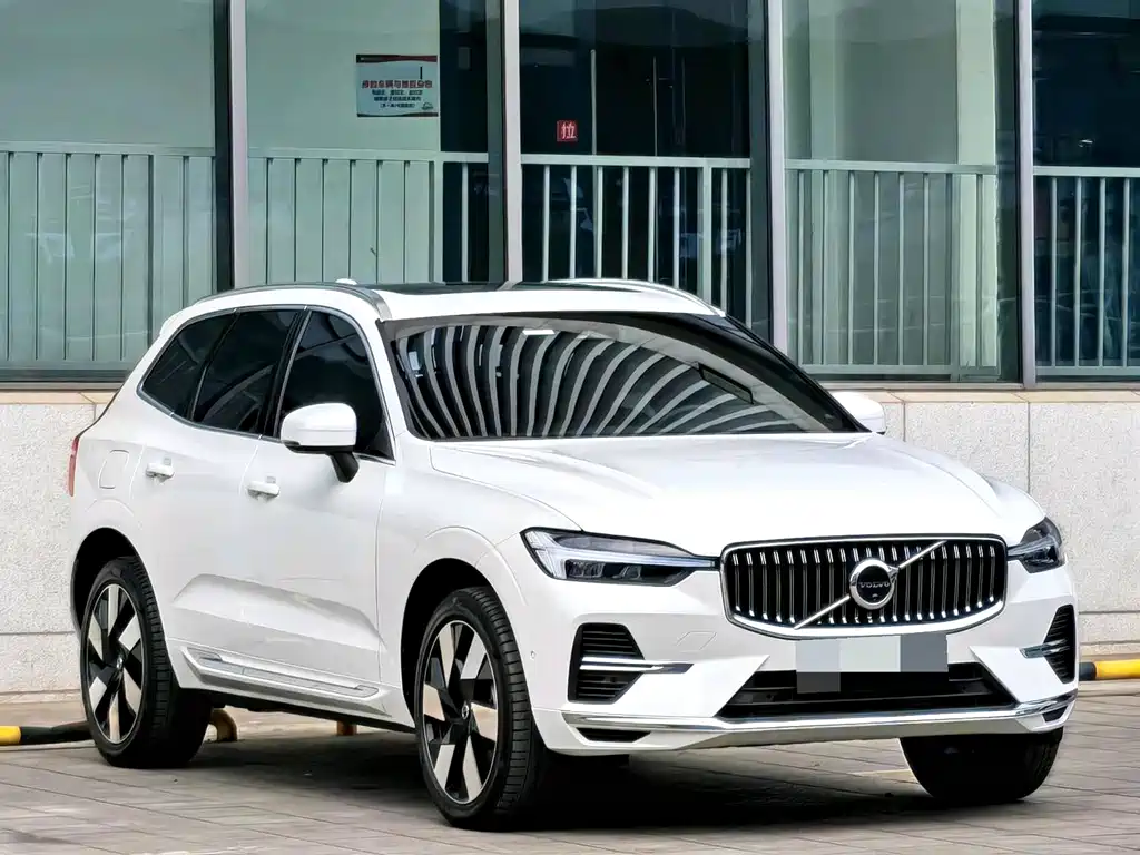 Volvo XC60 Plug-In Hybrid 2023 — фото 3