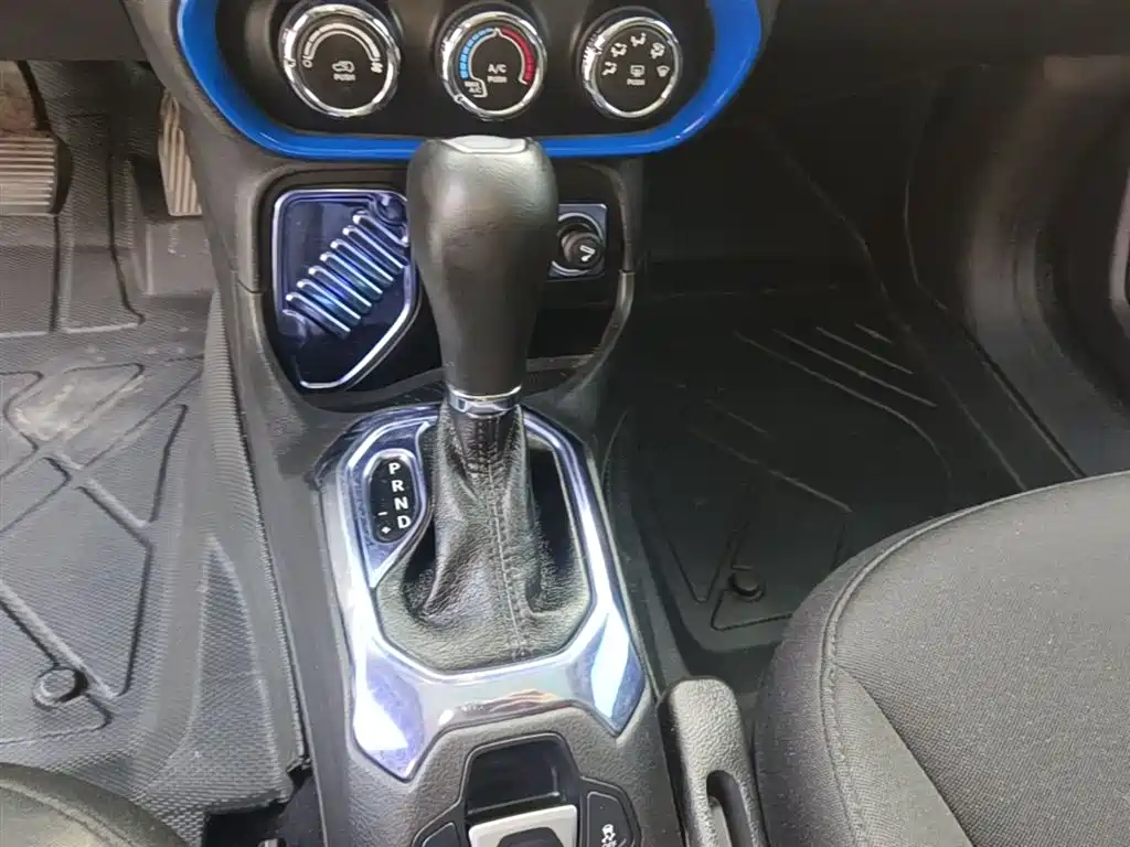 Jeep Renegade 2017 — фото 14