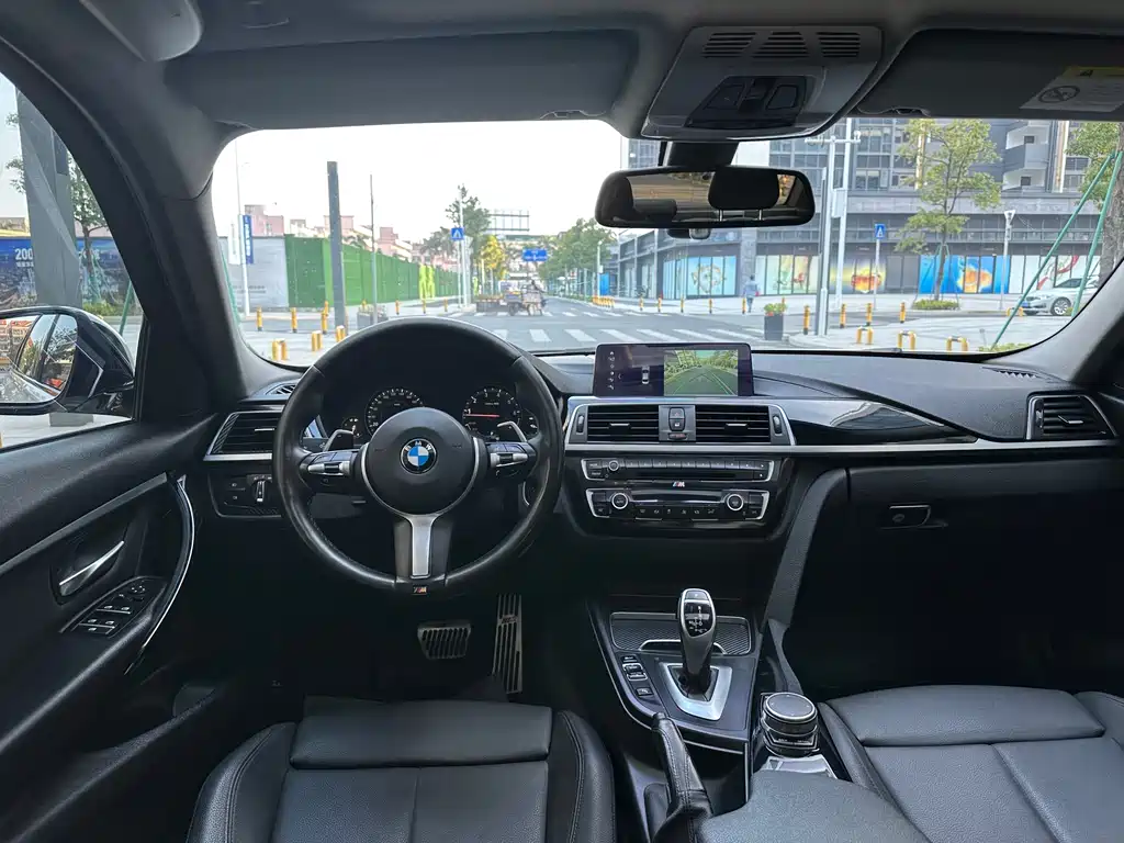 BMW 3 Series 2018 — фото 9