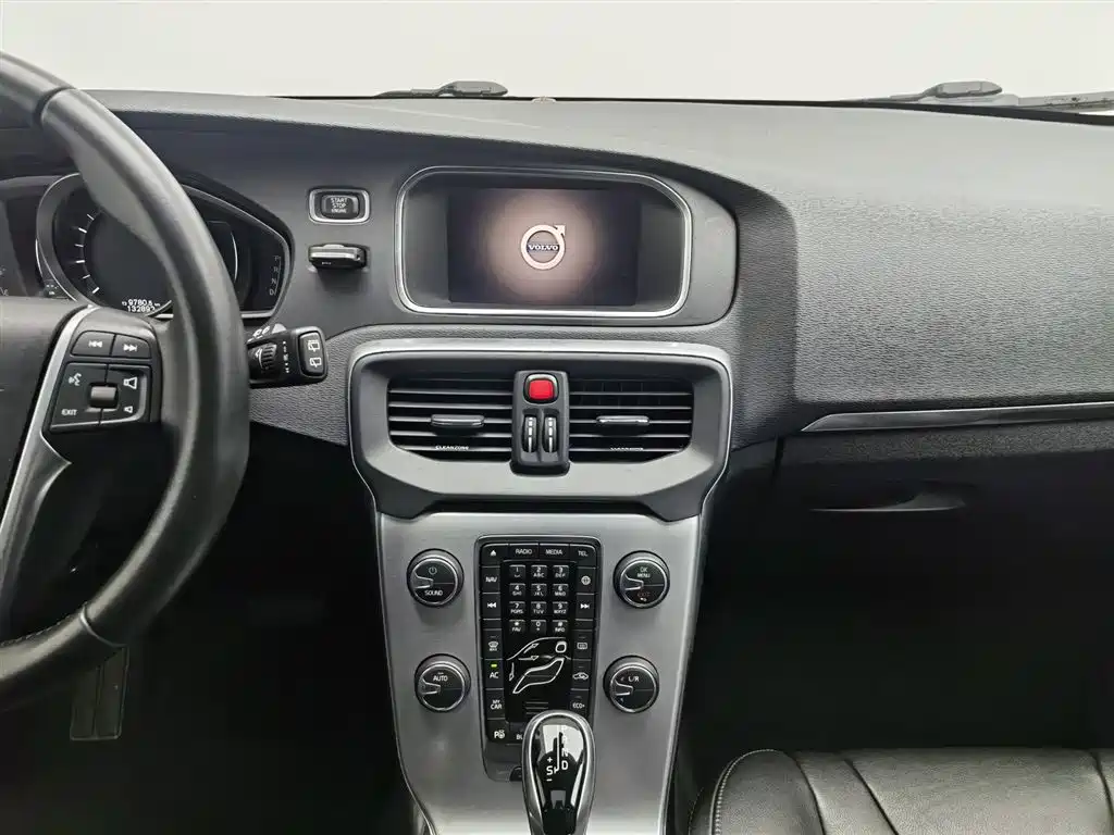 Volvo V40 2017 — фото 12