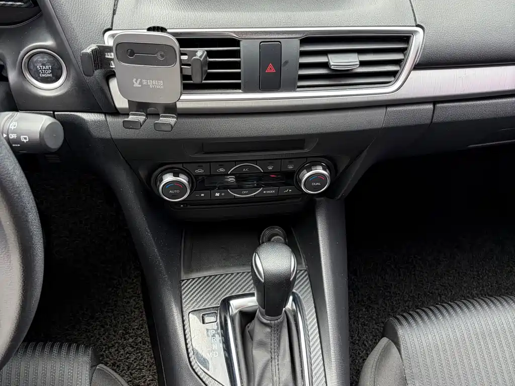 Mazda 3 Axela 2016 — фото 15