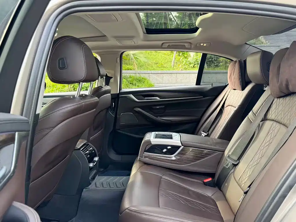 BMW 5 Series 2018 — фото 10