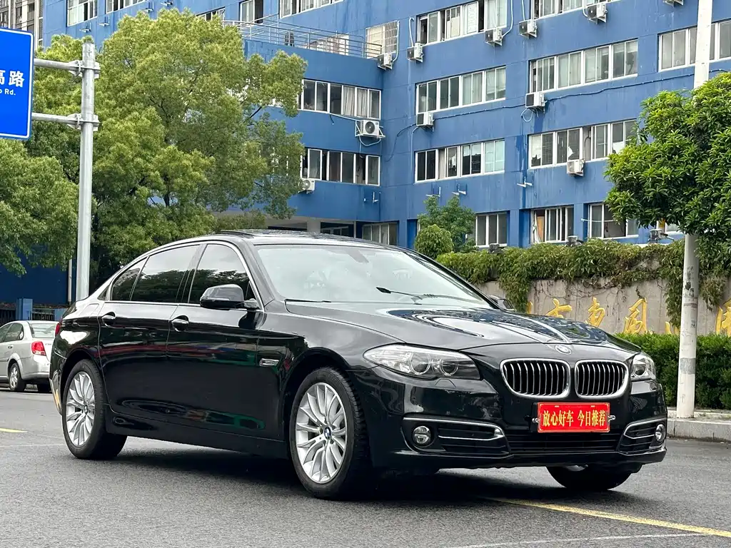 BMW 5 Series 2017 — фото 1