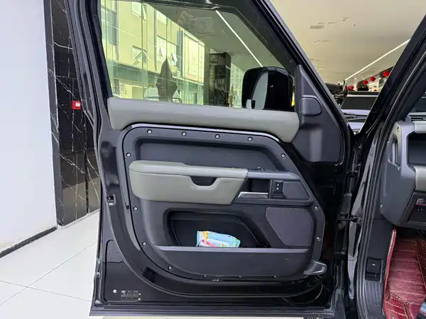 Land Rover Defender 2021