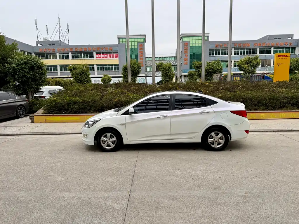 Hyundai Verna 2015 — фото 3
