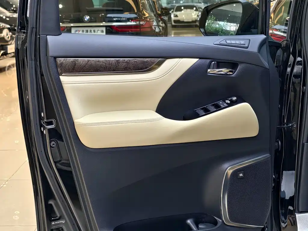 Toyota Alphard 2023 — фото 4