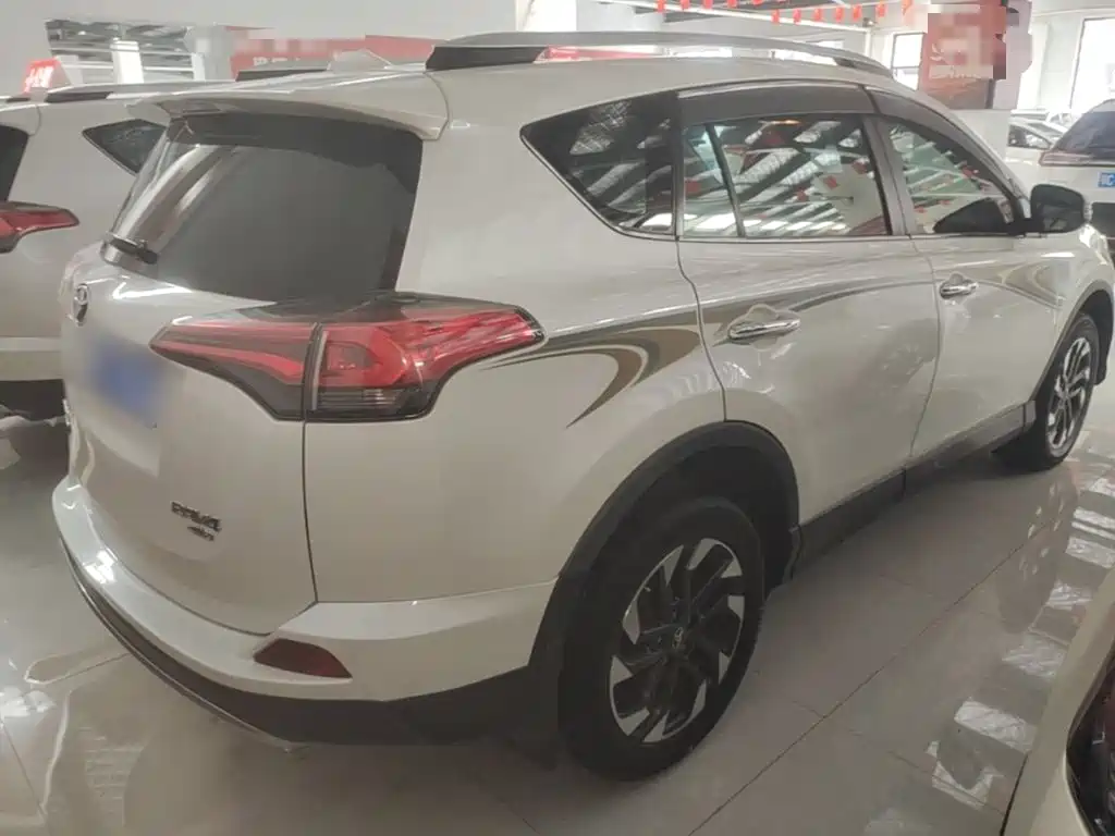 Toyota RAV4 2017 — фото 7