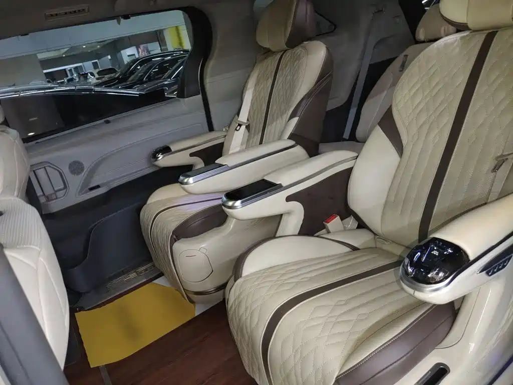 Toyota Sienna 2023 — фото 17