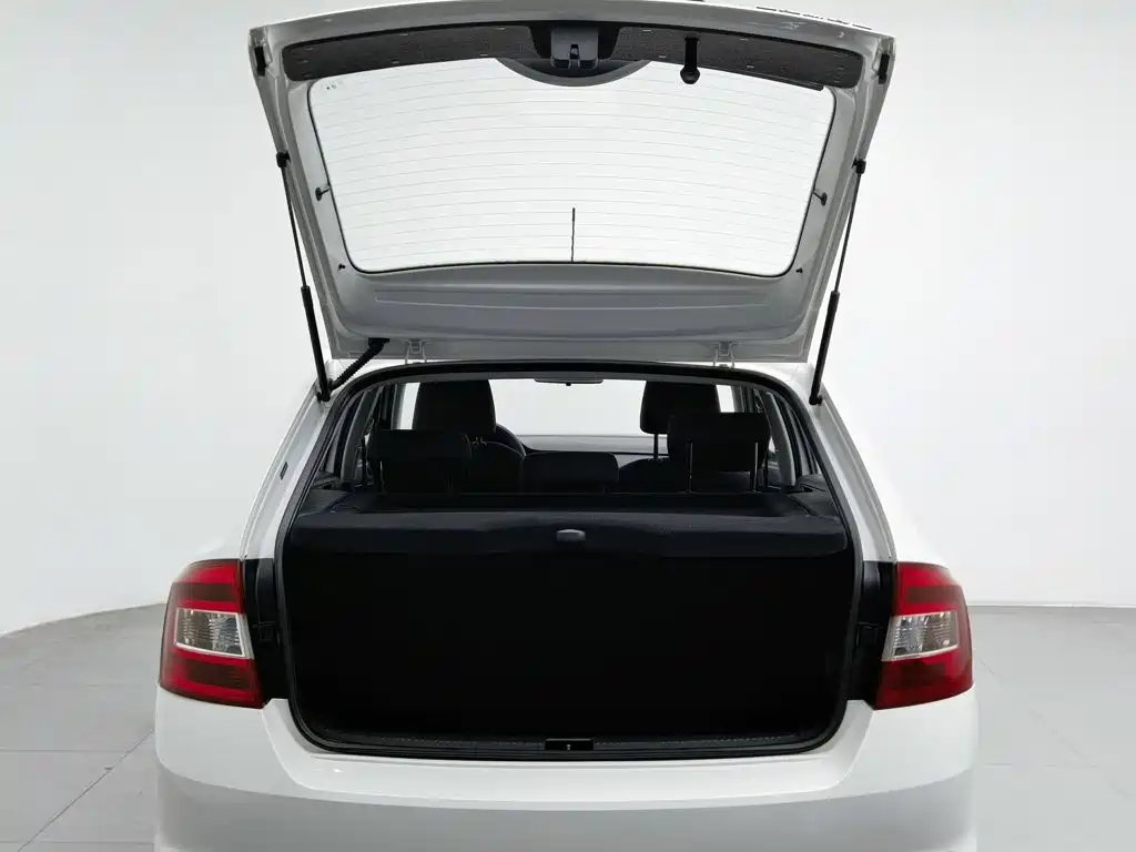 Skoda Rapid Spaceback 2017 — фото 16